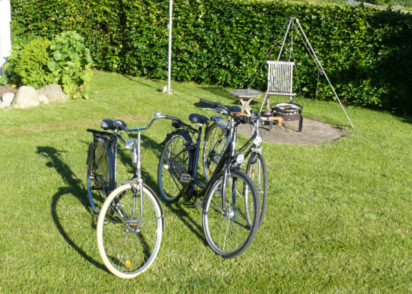 Ein Schwenkgrill und Fahrräder zur Ausleihe